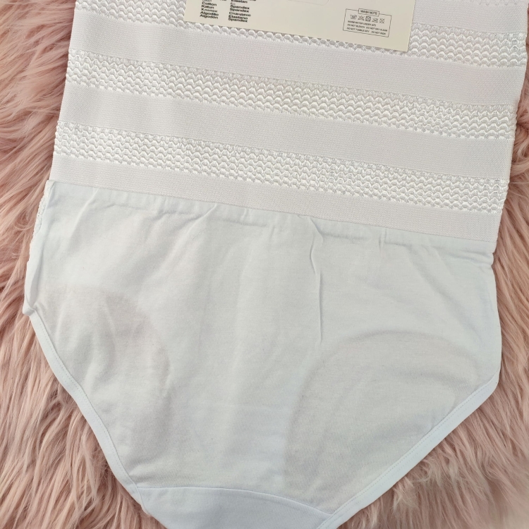 Majtki Wyszczuplające Brzuch z Koronkowym Wykończeniem