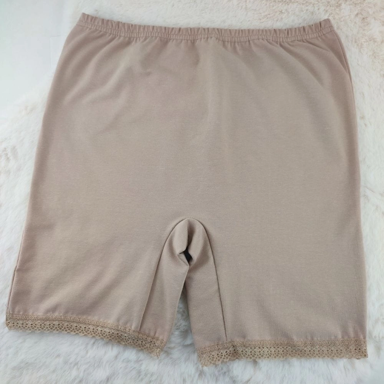 Majtki przeciw otarciom ud z koronkowym wykończeniem i klinem