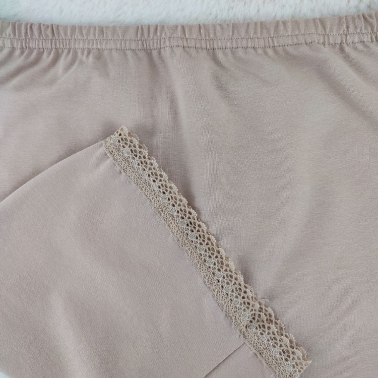 Majtki przeciw otarciom ud z koronkowym wykończeniem i klinem