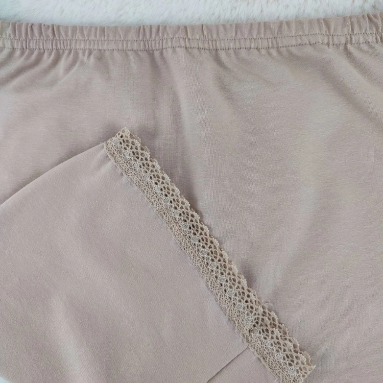 Majtki przeciw otarciom ud z koronkowym wykończeniem i klinem