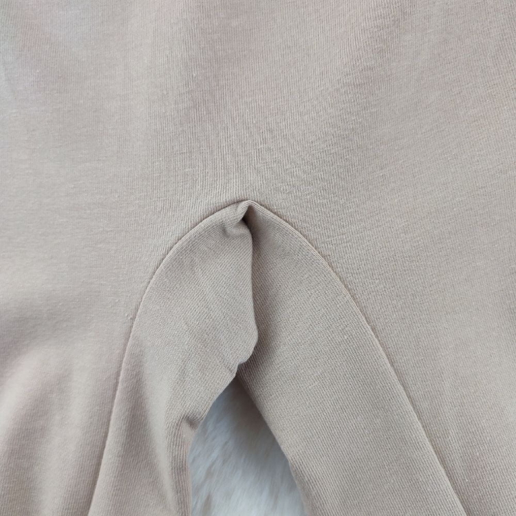 Majtki przeciw otarciom ud z koronkowym wykończeniem i klinem