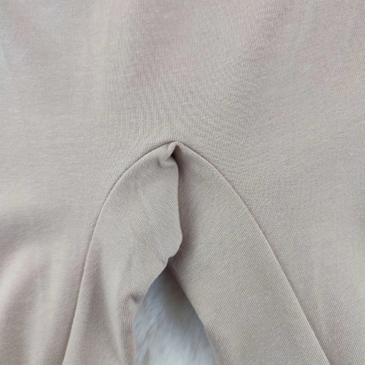 Majtki przeciw otarciom ud z koronkowym wykończeniem i klinem