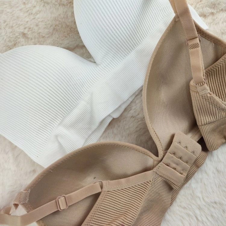 Miękki biustonosz fioletowy z wypełnieniem i prążkowaną strukturą