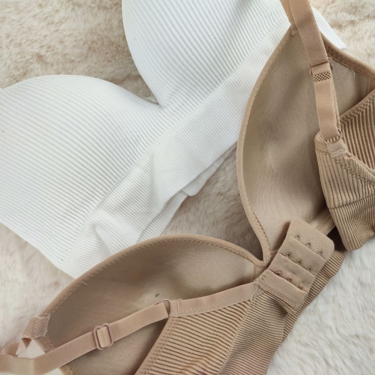 Biustonosz Prążkowany Biały Wygodny i Modelujący Biust