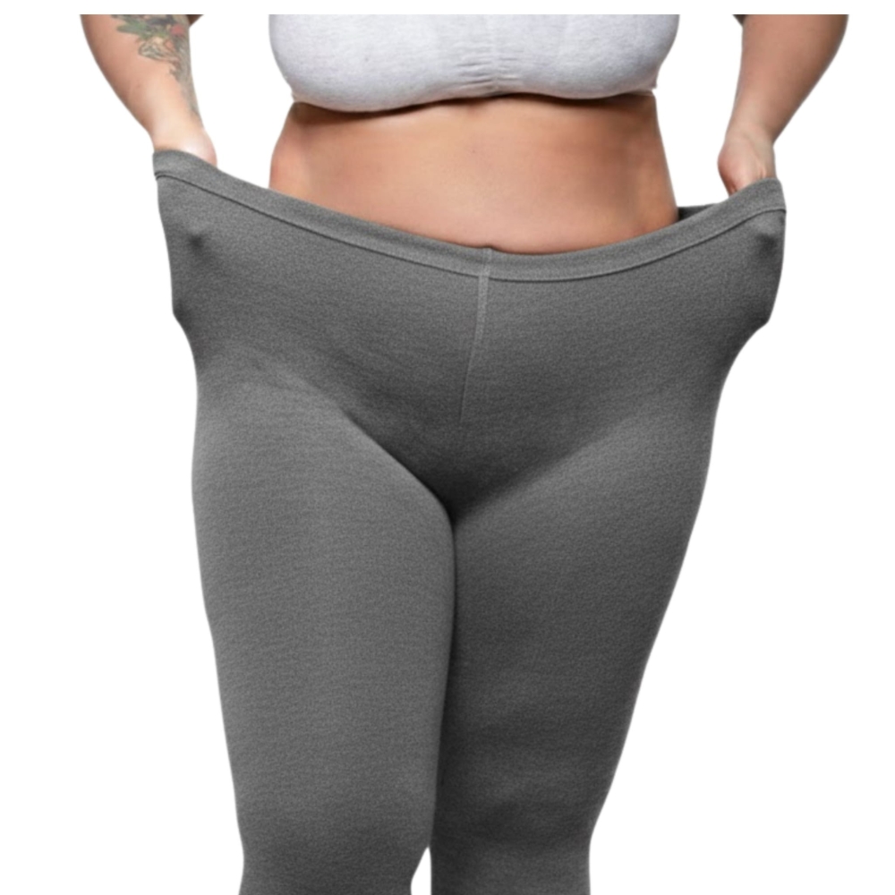 Rajstopy damskie ocieplane plus size jasnoszare – modelka z przodu, dopasowanie w pasie