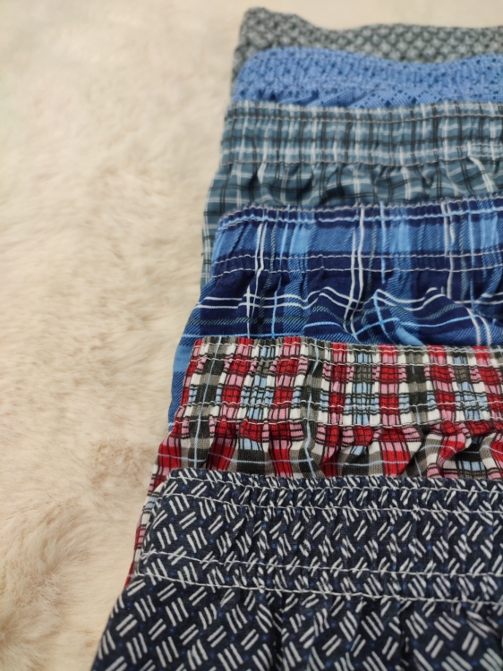 Wygodna elastyczna gumka w pasie bokserek męskich luźnych zapewniająca komfort noszenia.