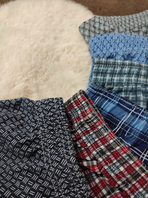 Wygodna elastyczna gumka w pasie bokserek męskich luźnych w mixie kolorów i wzorów.