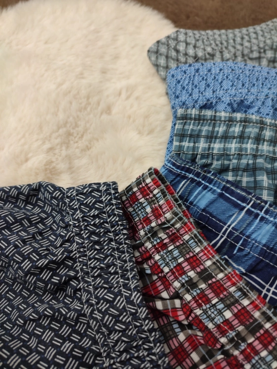 Wygodna elastyczna gumka w pasie bokserek męskich luźnych w mixie kolorów i wzorów.