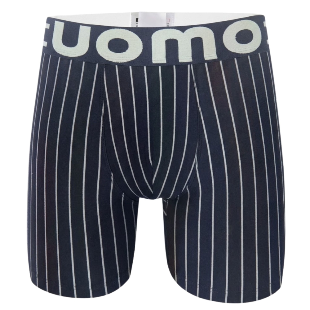 Granatowe bokserki z długą nogawką w jasne pionowe paski i logotypem UOMO na gumce.