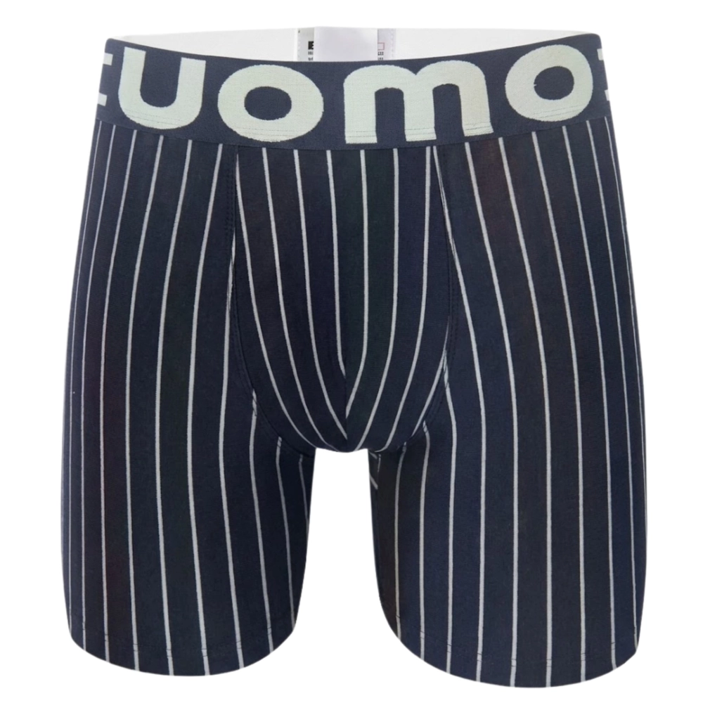 Granatowe bokserki z długą nogawką w jasne pionowe paski i logotypem UOMO na gumce.