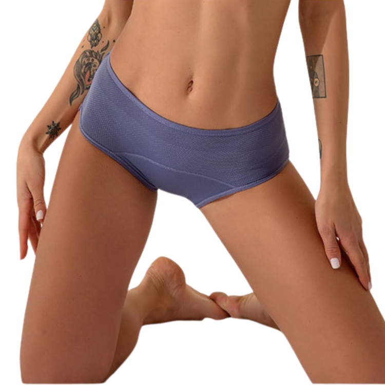 Majtki menstruacyjne fioletowe widok z przodu na modelce podkreślający dopasowanie.