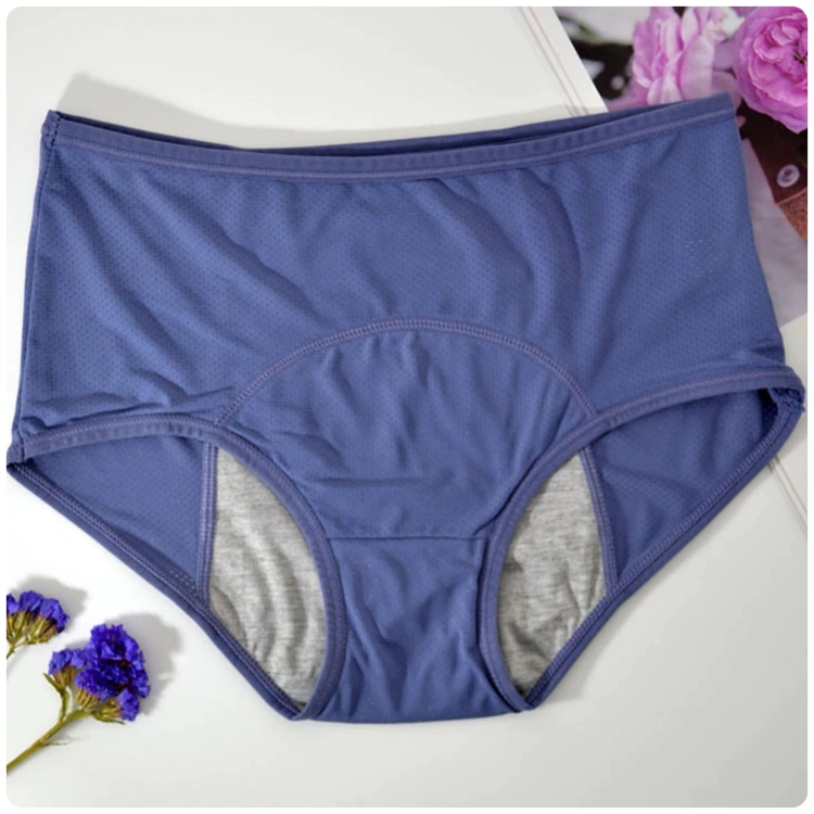 Fioletowe majtki menstruacyjne leżące płasko – widok na szarą wkładkę wewnętrzną.