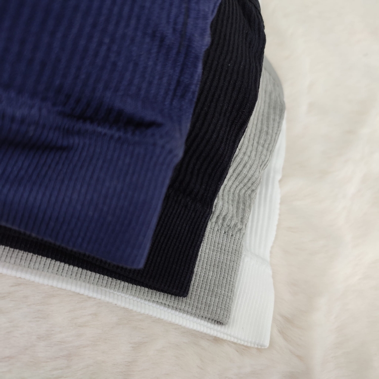 Zestaw kolorystyczny biustonoszy prążkowanych: granatowy, czarny, szary i biały.