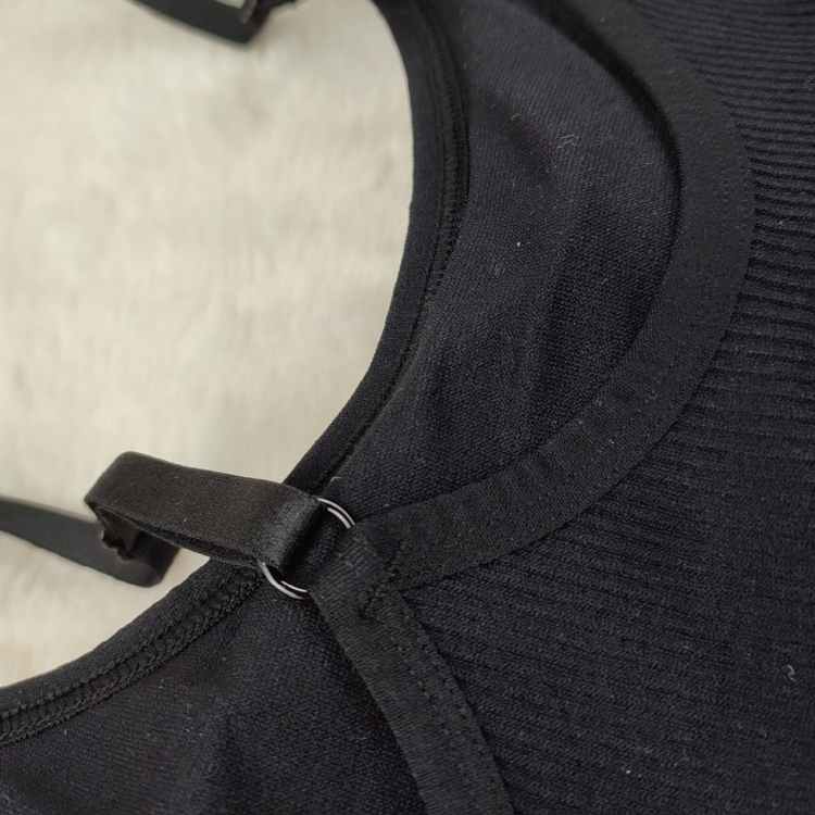 Widok na regulację ramiączek oraz wykończenie pleców w biustonoszu typu top.