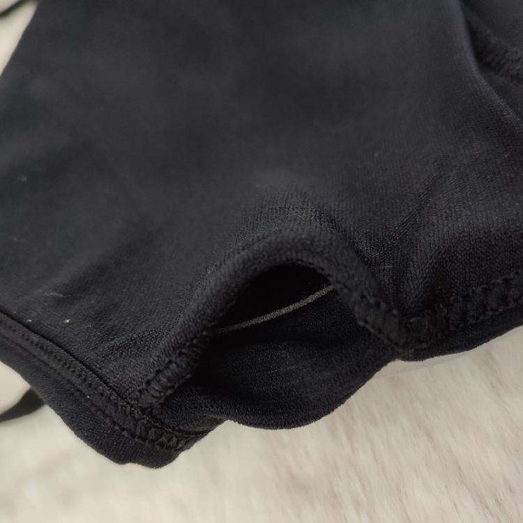 Prezentacja otworu wewnątrz miseczki służącego do wyjmowania wkładki usztywniającej.