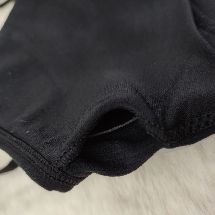 Prezentacja otworu wewnątrz miseczki służącego do wyjmowania wkładki usztywniającej.