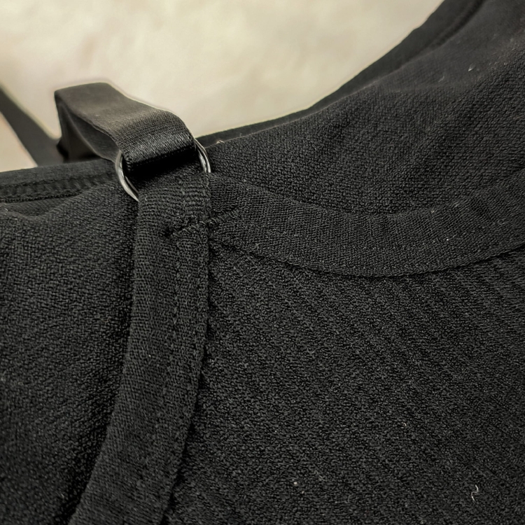 Detal szwów i lamówki przy ramiączku biustonosza prążkowanego.