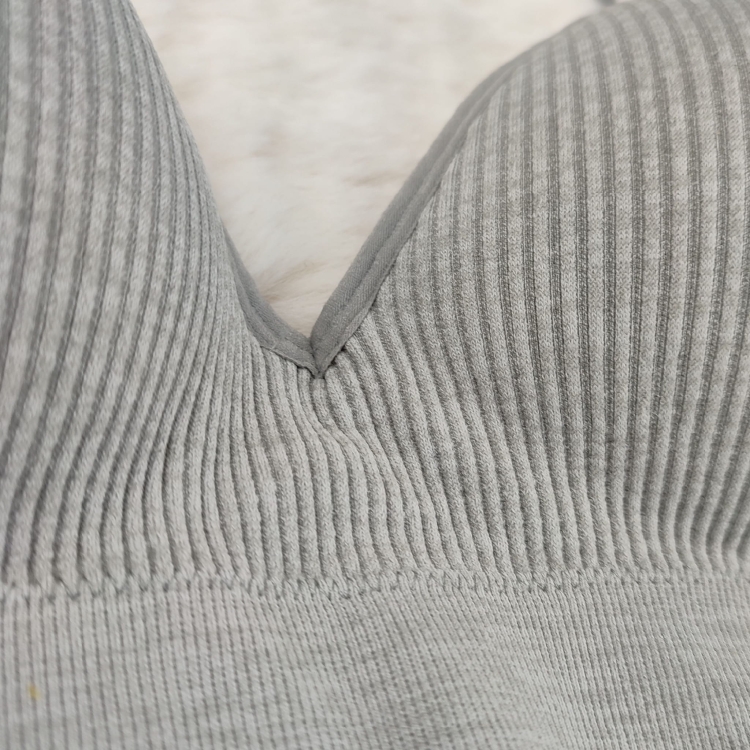 Zbliżenie na szary biustonosz prążkowany Push Up detale materiału.