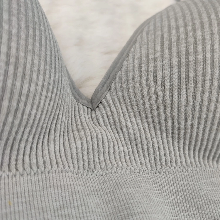 Zbliżenie na szary biustonosz prążkowany Push Up detale materiału.