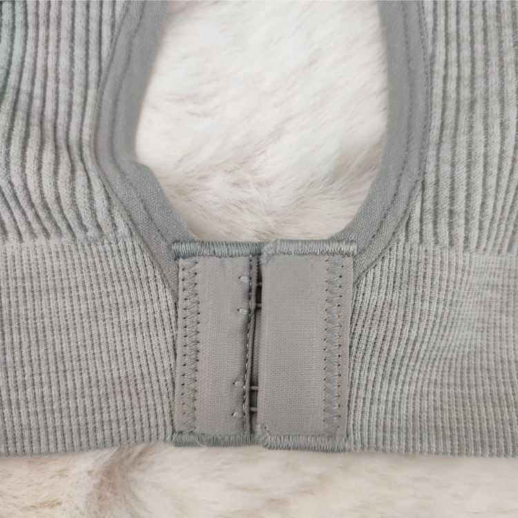 Biustonosz prążkowany Push Up widok rozpiętego zapięcia na haftki.