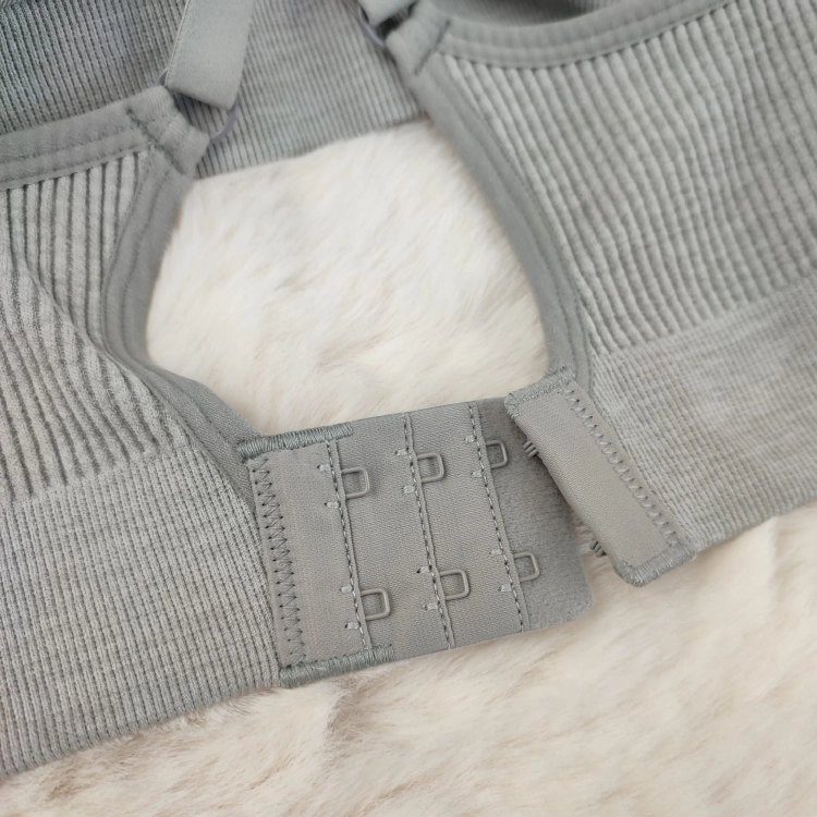 Zapięcie biustonosza prążkowanego Push Up z regulacją obwodu.