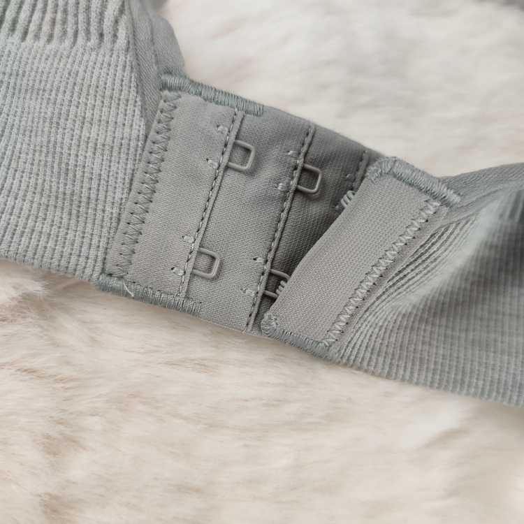 Solidne haftki w biustonoszu prążkowanym Push Up zbliżenie.