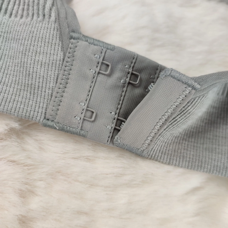 Solidne haftki w biustonoszu prążkowanym Push Up zbliżenie.