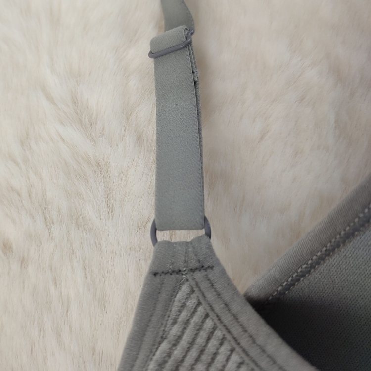 Regulowane ramiączka w szarym biustonoszu prążkowanym Push Up.