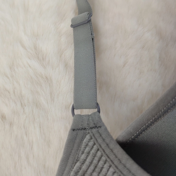 Regulowane ramiączka w szarym biustonoszu prążkowanym Push Up.