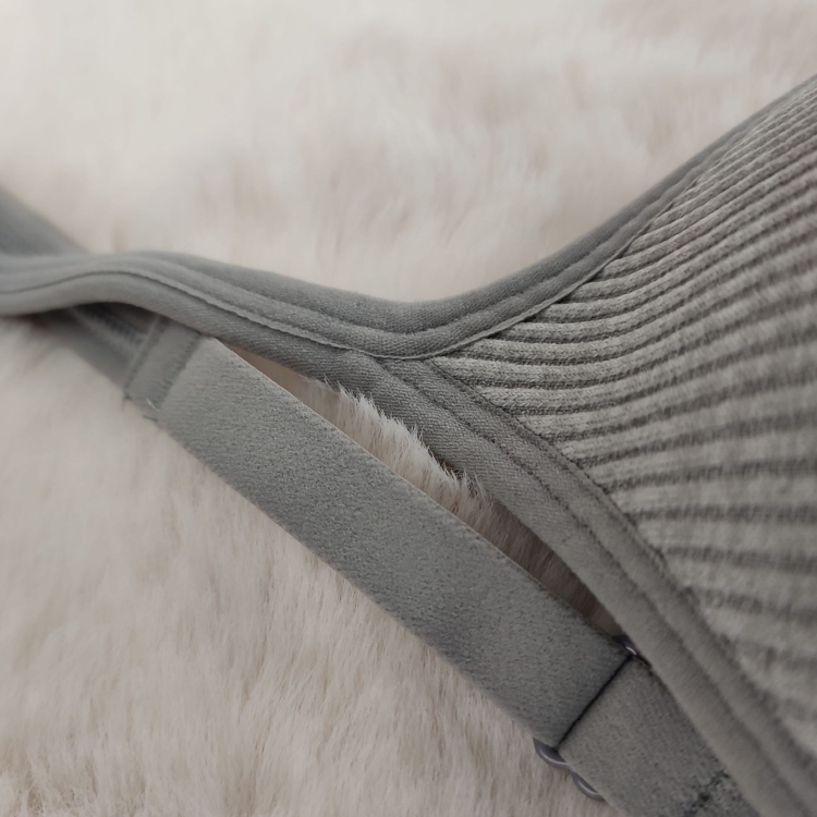 Mocowanie ramiączka w biustonoszu bez fiszbin prążkowanym.