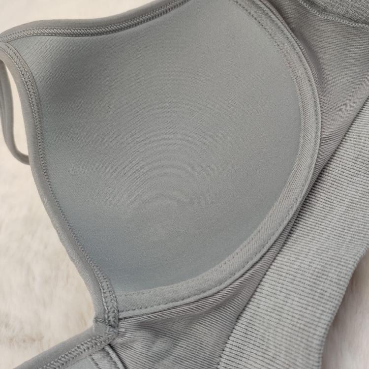 Wnętrze miseczki biustonosza prążkowanego Push Up z miejscem na wyjmowane wkładki.