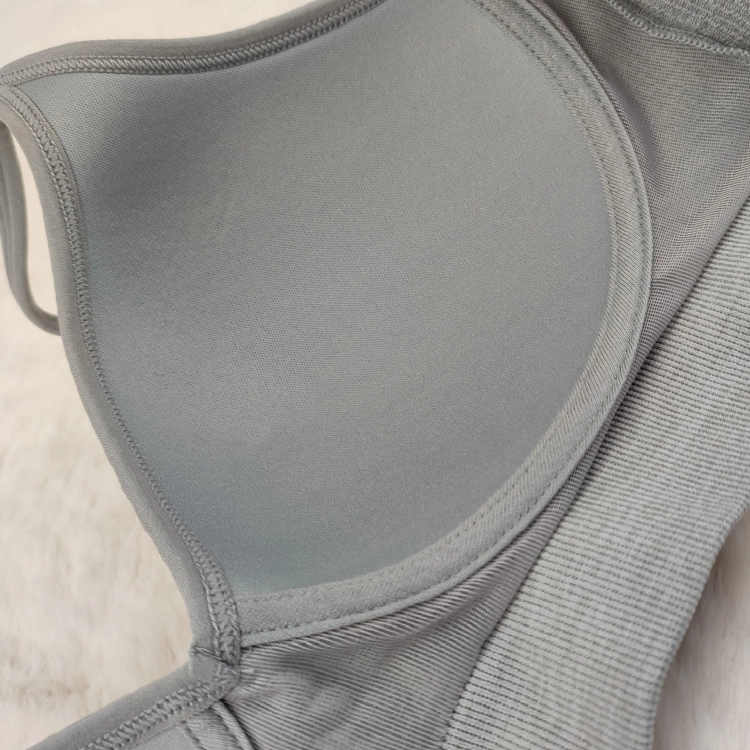 Wnętrze miseczki biustonosza prążkowanego Push Up z miejscem na wyjmowane wkładki.