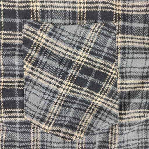 Detal kieszonki na piersi w męskiej koszuli flanelowej w szaro-czarną kratę.