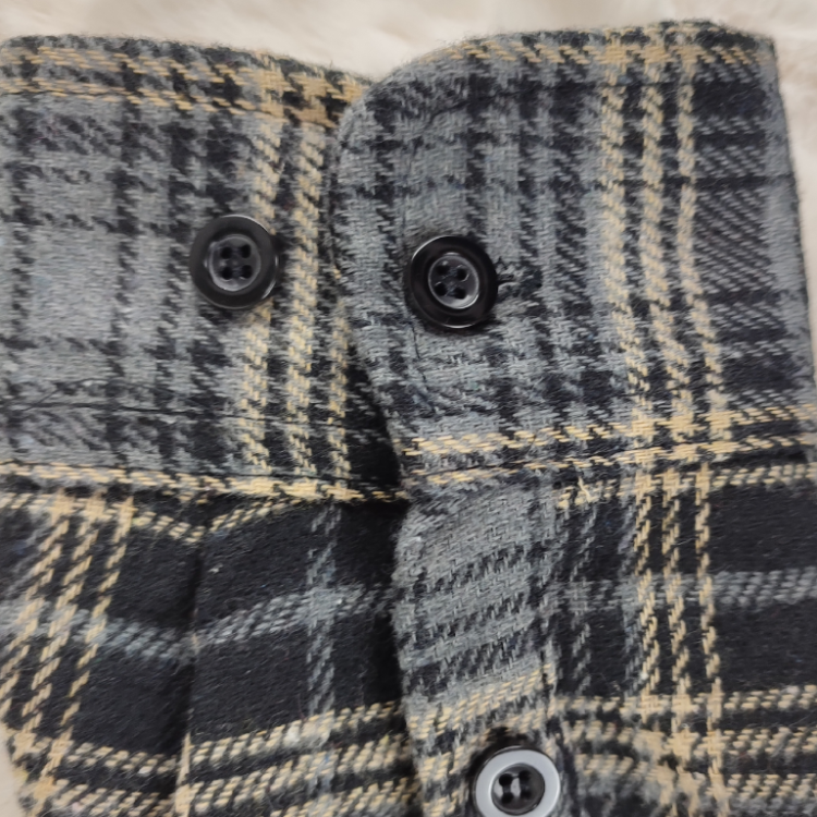 Zbliżenie na 2-stopniową regulację mankietu w męskiej koszuli flanelowej.