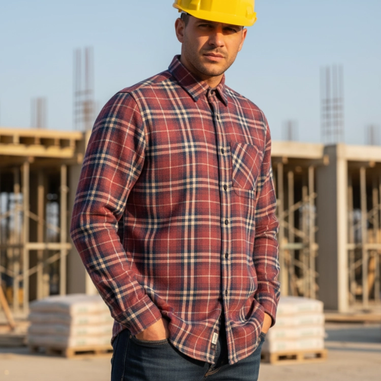 Męska koszula flanelowa w kratę jako odzież robocza na placu budowy.