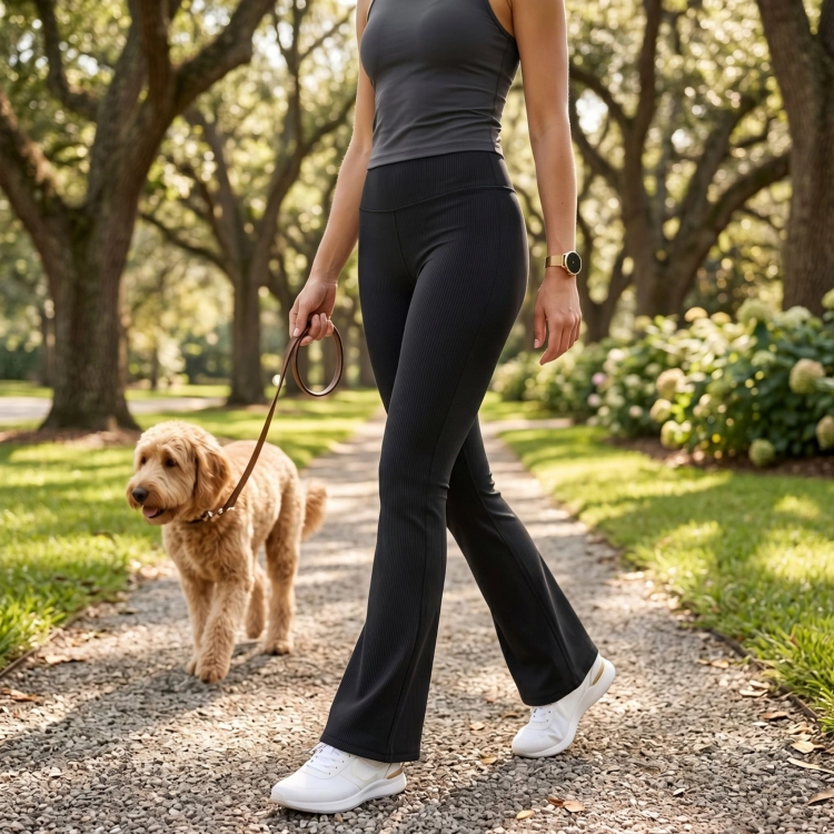 Spodnie Damskie Dzwony Prążkowane stylizacja outdoorowa czarne legginsy dzwony podczas spaceru.