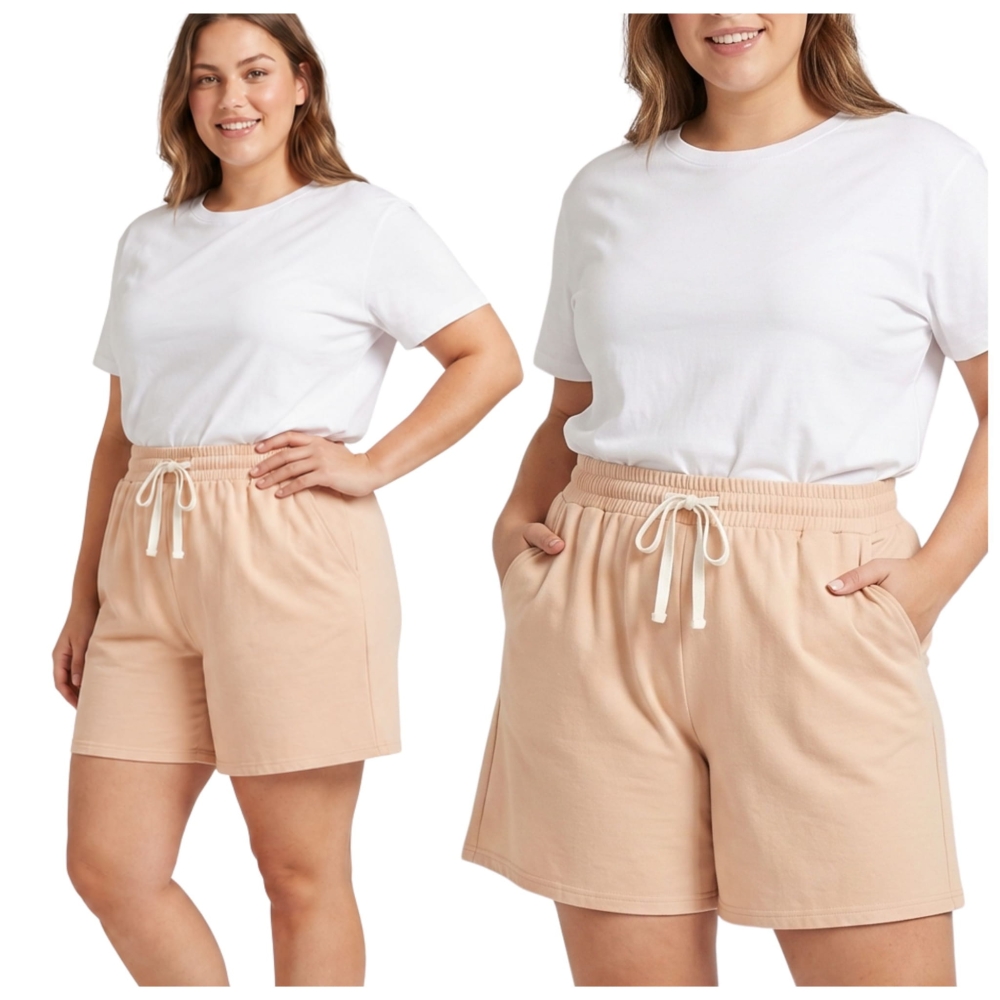Szorty damskie bawełniane w kolorze jasnobeżowym prezentowane przez modelkę plus size w ujęciu z przodu i z boku na białym tle.