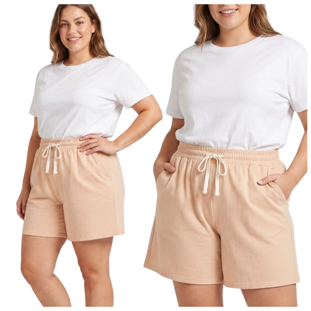 Szorty damskie bawełniane w kolorze jasnobeżowym prezentowane przez modelkę plus size w ujęciu z przodu i z boku na białym tle.