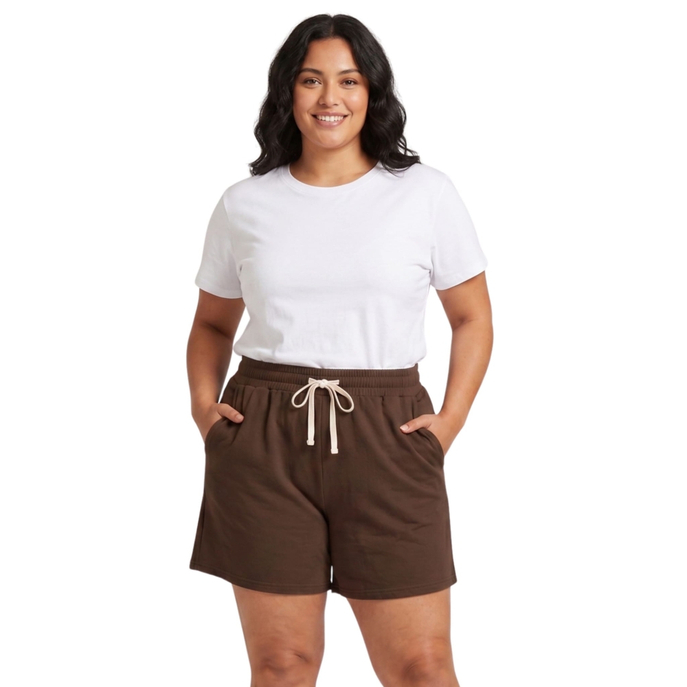 Brązowe szorty damskie bawełniane z wysokim stanem na modelce plus size, ujęcie na wprost, białe tło.