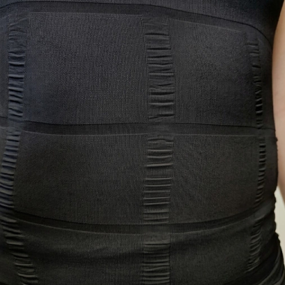 Koszulka modelująca męska – zbliżenie na fakturę dzianiny w talii