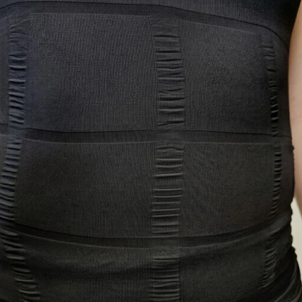 Koszulka modelująca męska – zbliżenie na fakturę dzianiny w talii