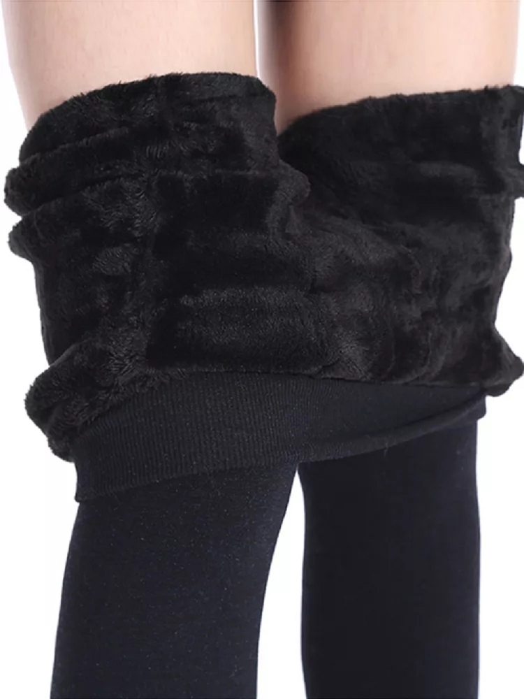 Legginsy ocieplane damskie z futerkiem czarne – nogawki na modelce, widok dopasowania