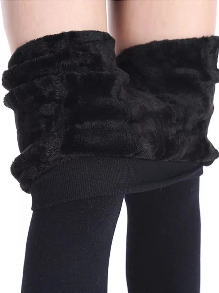 Legginsy ocieplane damskie z futerkiem czarne – nogawki na modelce, widok dopasowania